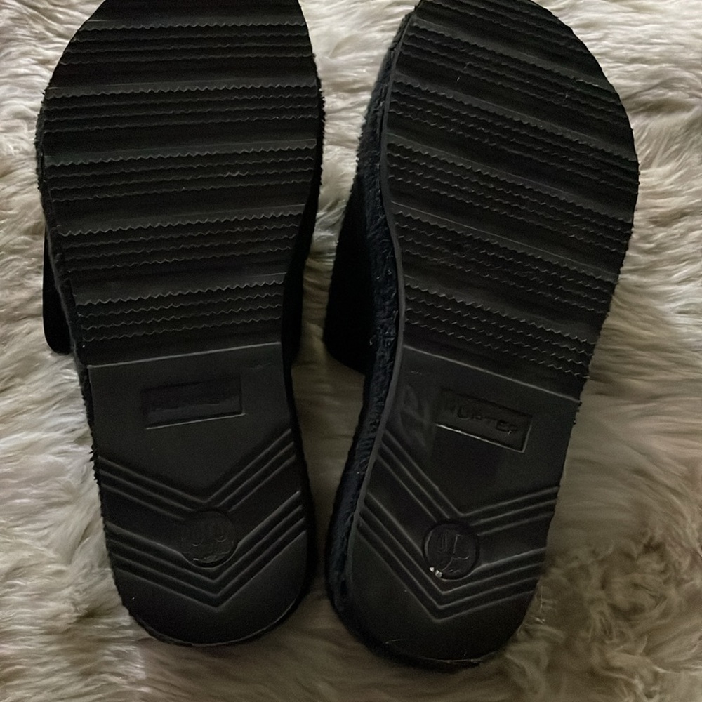 Hunter Fuzzy Velcro Slipper Slides Size 7 - image 5